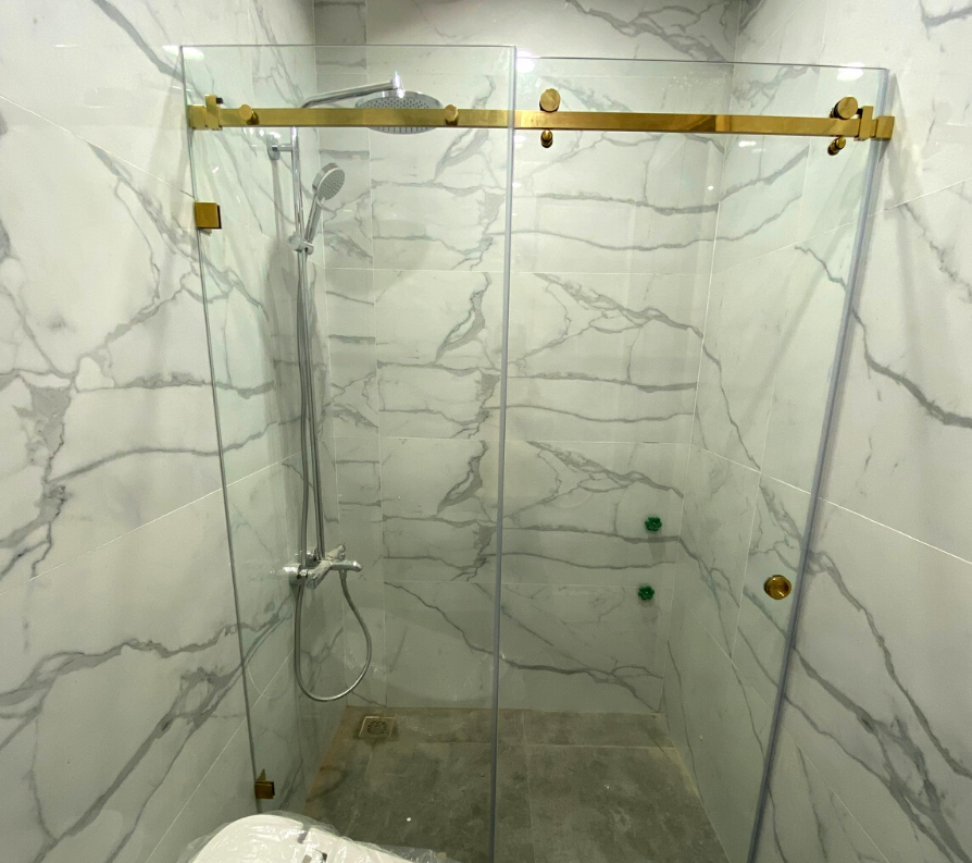 Phòng tắm kính cửa lùa 10*30 mạ vàng