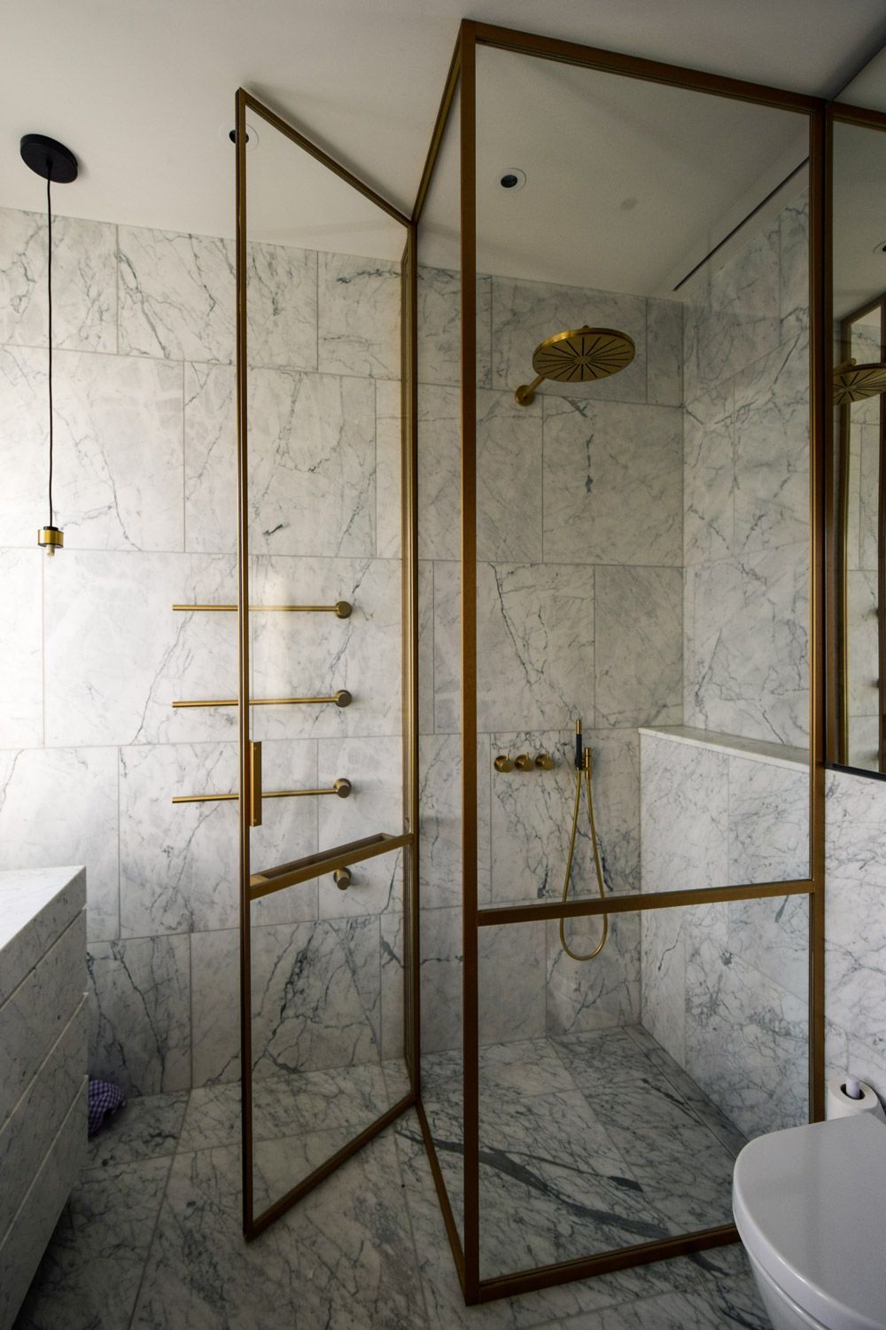 Vách kính nhà tắm khung viền inox mạ vàng