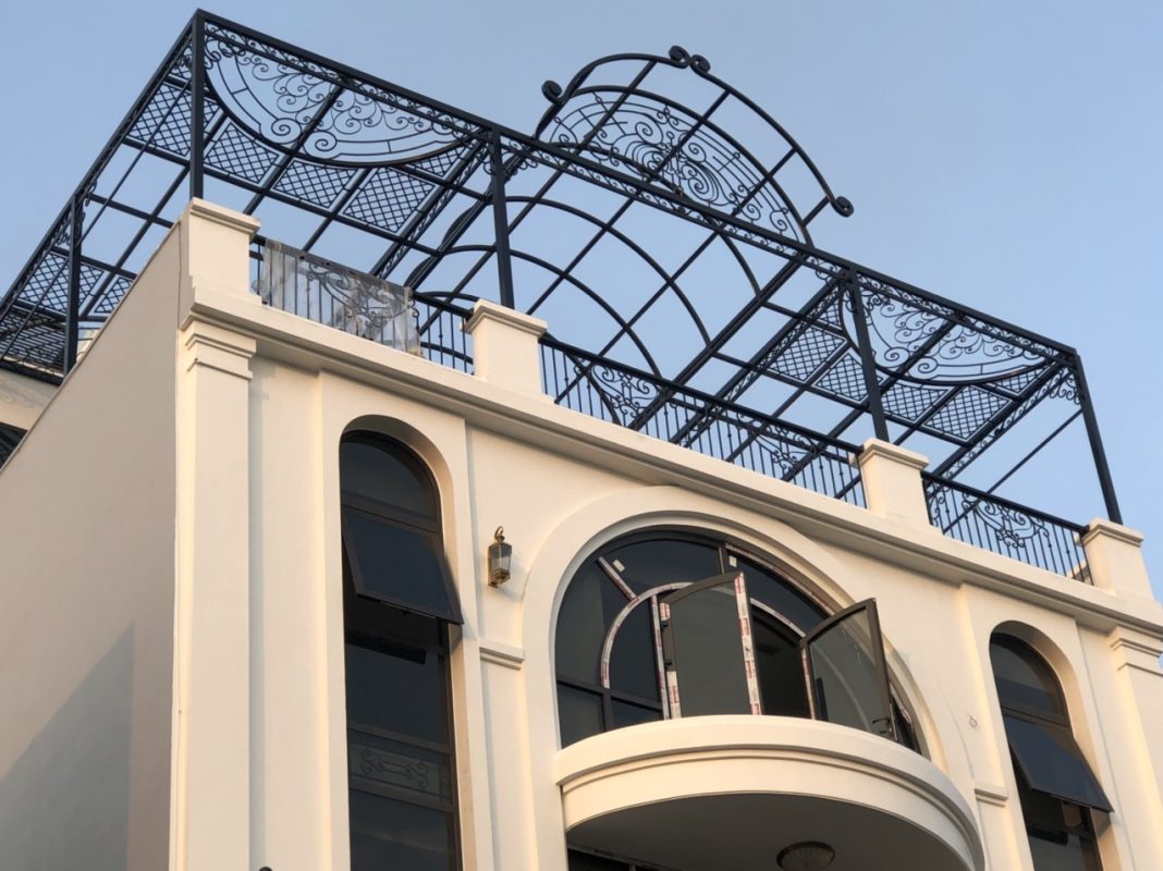 Mái kính cường lực khung sắt nghệ thuật