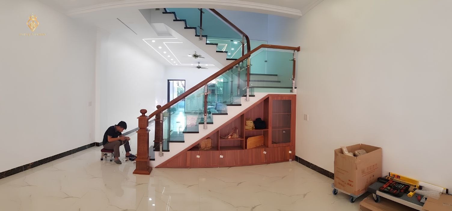 Cầu thang kính tay vịn gỗ 01