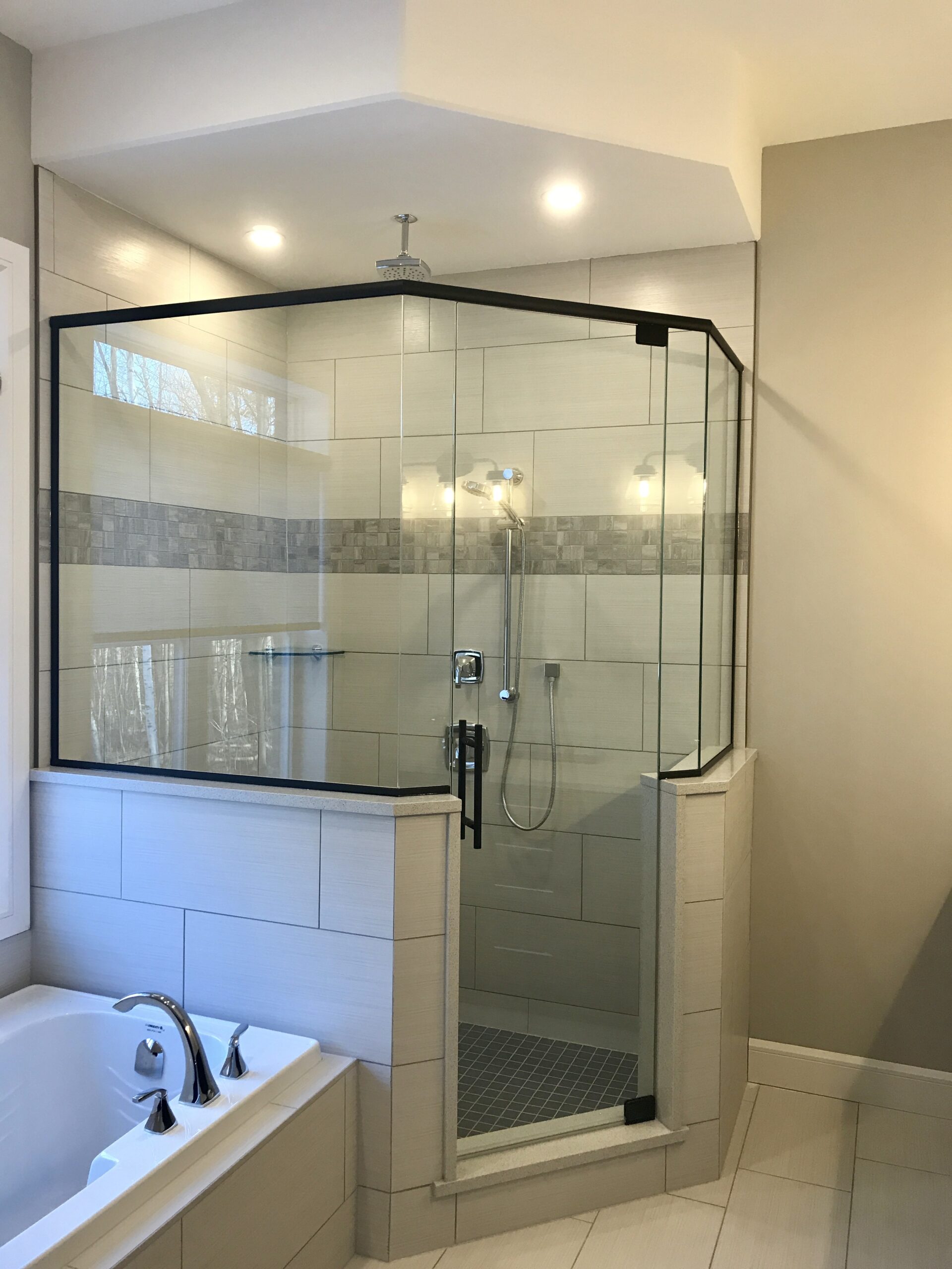 Vách kính phòng tắm hệ slim mở quay
