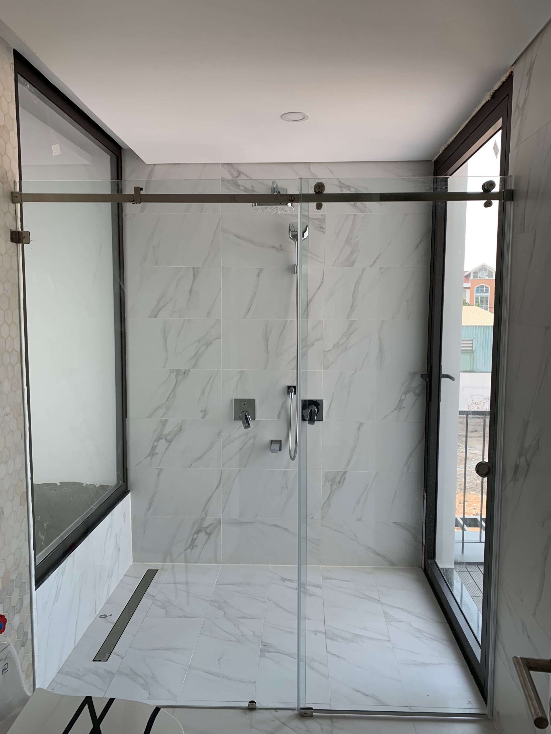 Phòng tắm kính mở lùa 10*30