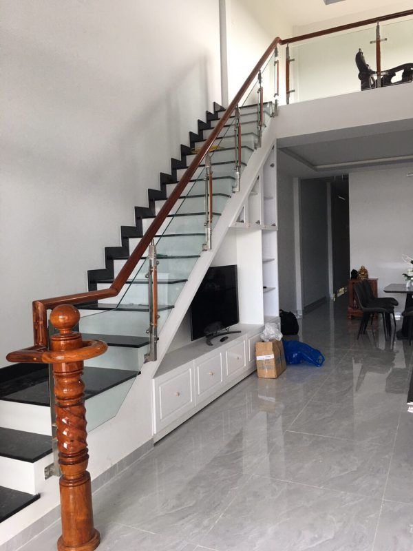 Cầu thang kính tay vịn gỗ 07