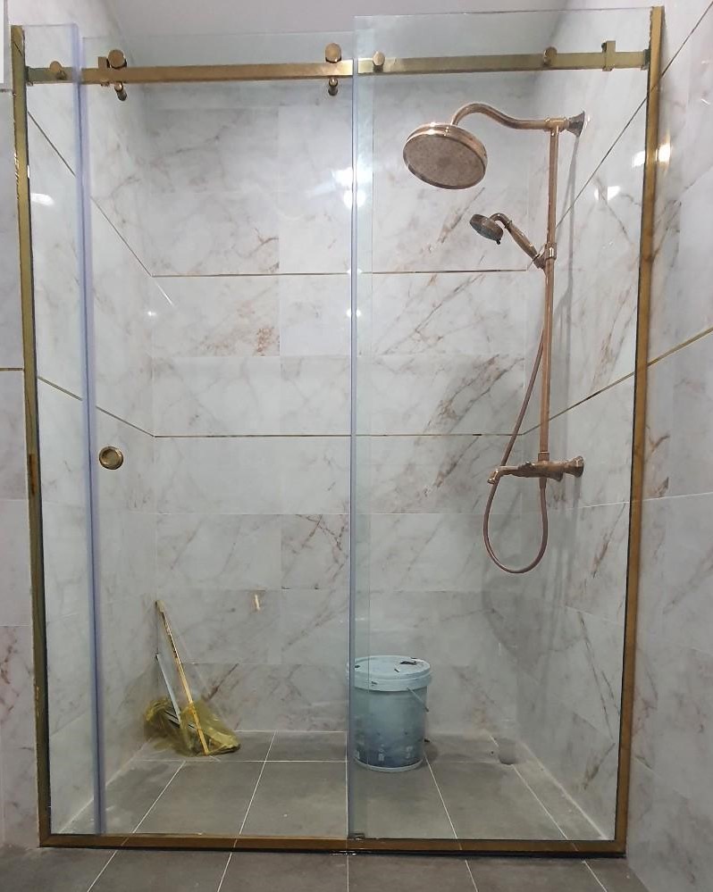 Phòng tắm kính cửa lùa 10*30 mạ vàng
