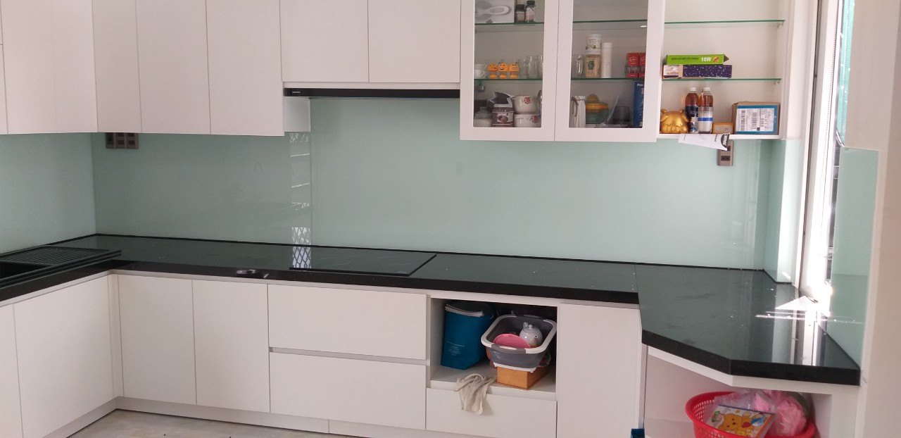 +20 ý tưởng phối hợp kính màu ốp tường bếp đẹp, hợp phong thủy